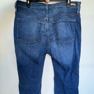 Jeans Brand: CASLON
Size: 33/16p
Color: dark blue jeans
No rips, stains or tears